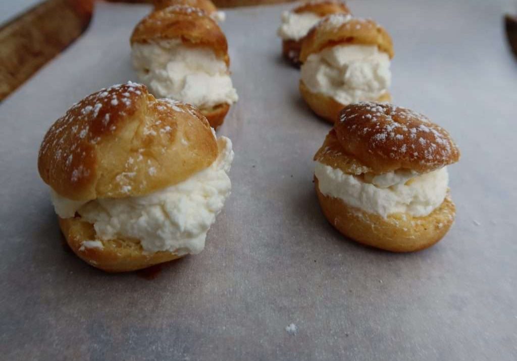 Cream Puffs with Chantilly Cream Cream Puffs with Chantilly Cream